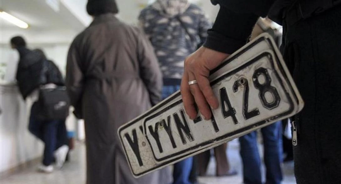 Τυχεροί οι οδηγοί στις γιορτές – Επιστρέφονται οι πινακίδες κυκλοφορίας των οχημάτων